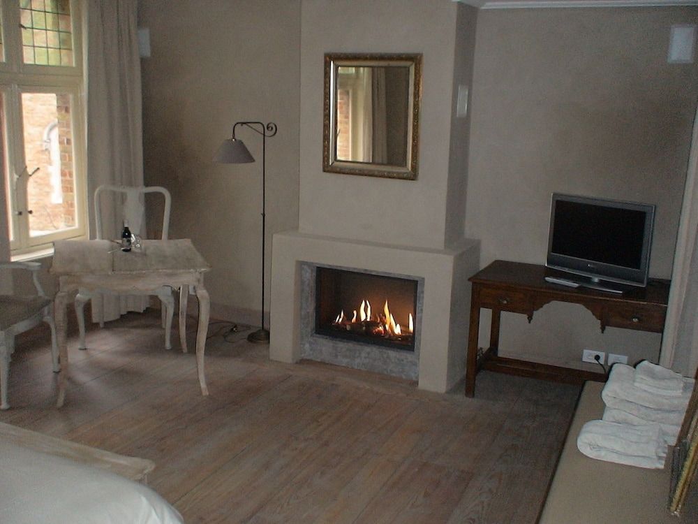 1669 Bed & Breakfast Deluxe Suite, City View 10