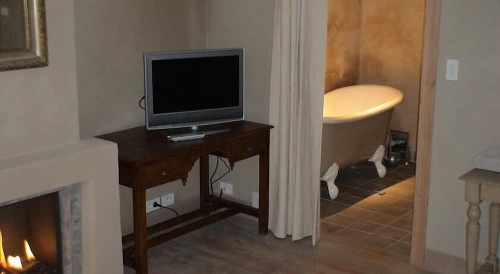 1669 Bed & Breakfast Deluxe Suite, City View 9