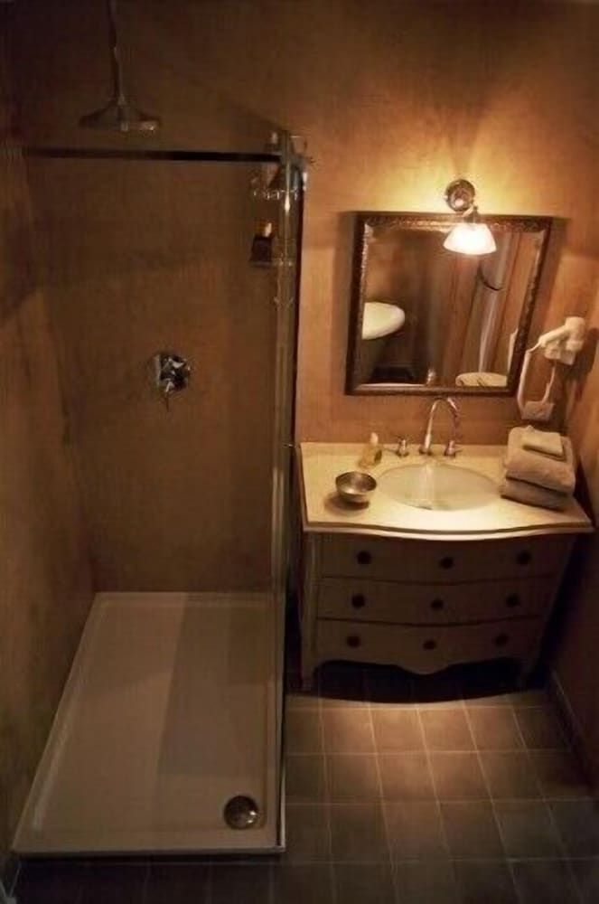 1669 Bed & Breakfast Deluxe Suite, City View 4