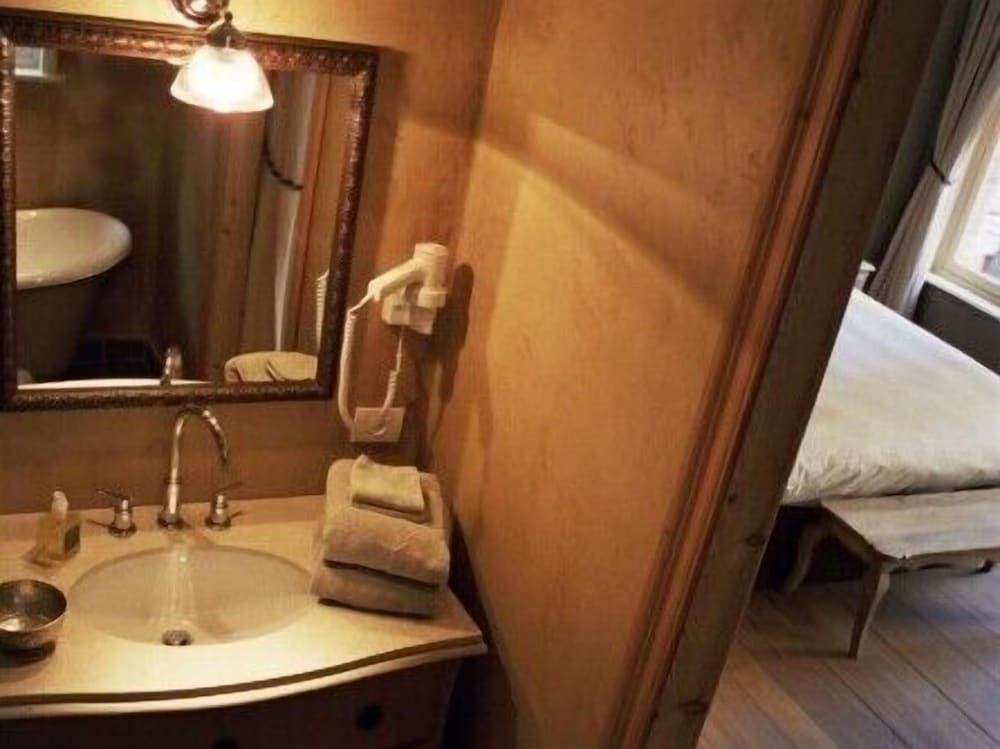 1669 Bed & Breakfast Deluxe Suite, City View 5