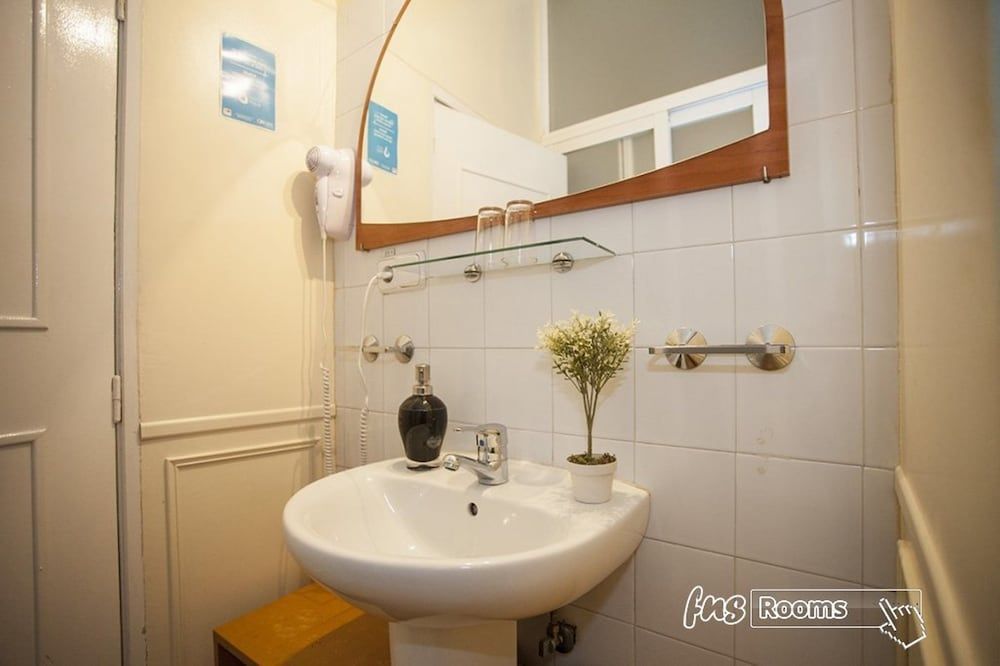 Hostal La Fontana Basic Twin Room 2