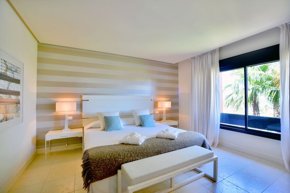 Luxury Apartment, 3 Bedrooms, Private Pool (4 Adults)