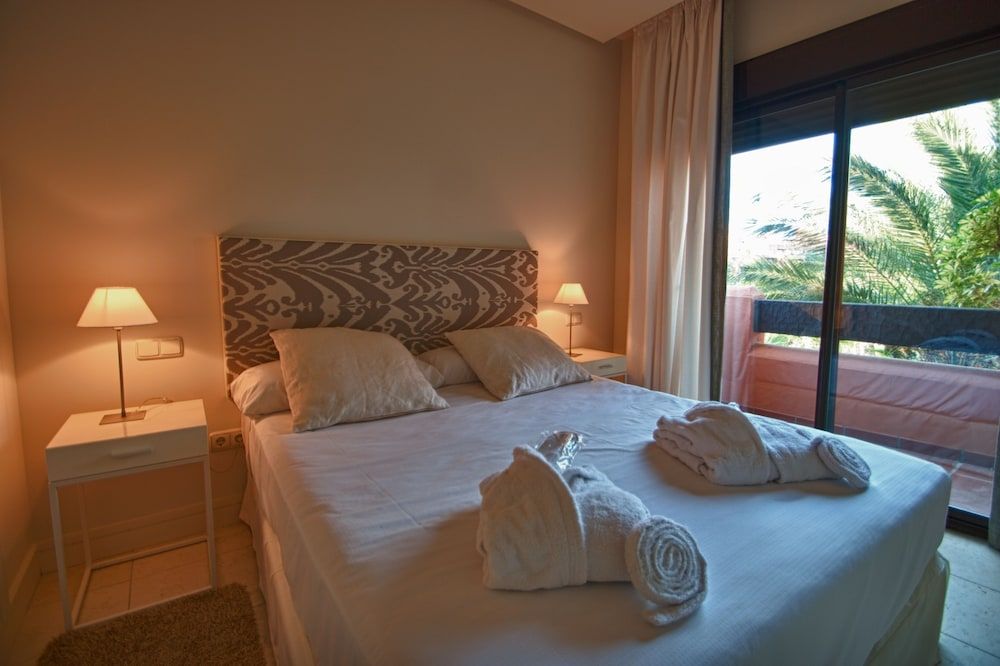Luxury Apartment, 2 Bedrooms, Hot Tub (3 Adults + 1 Child)