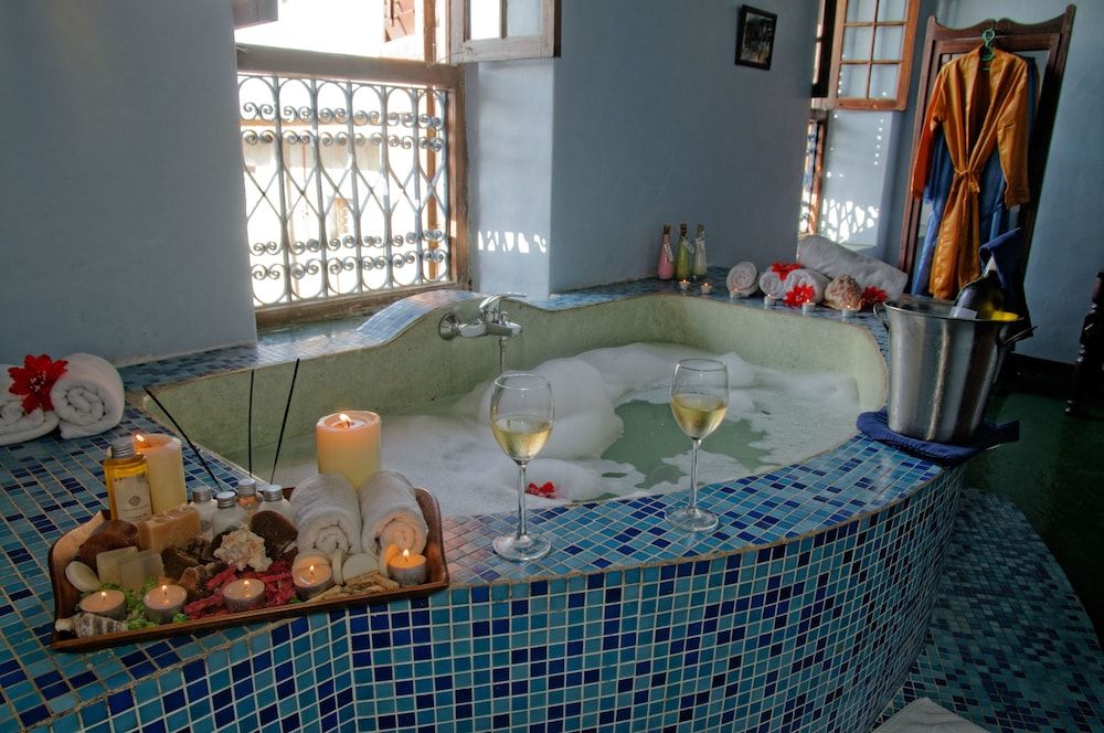 Zanzibar Palace Hotel Grand Suite, Bathtub 3