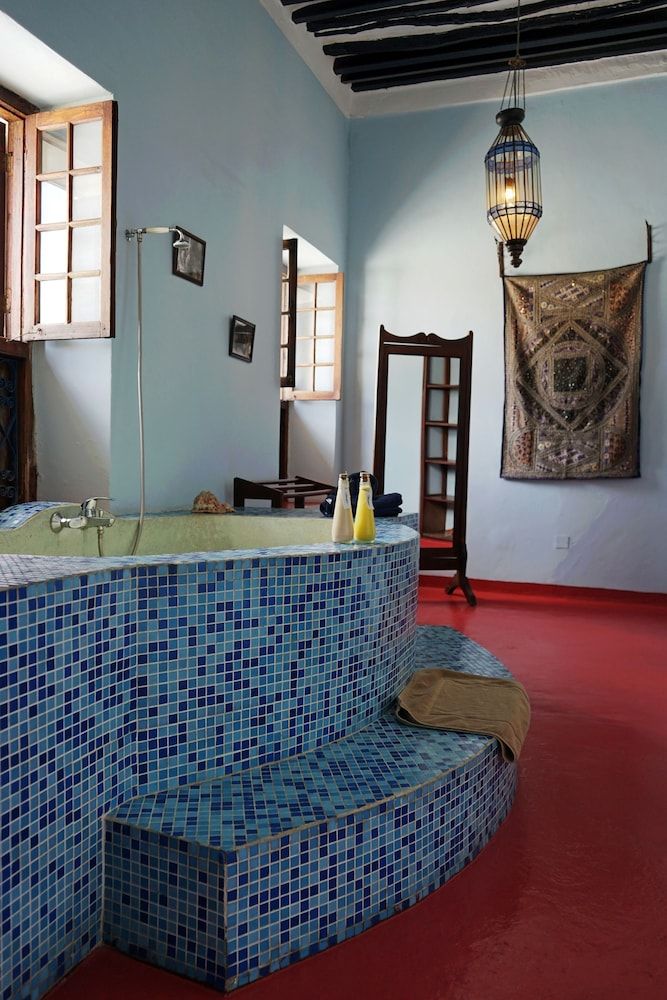 Zanzibar Palace Hotel Grand Suite, Bathtub 2