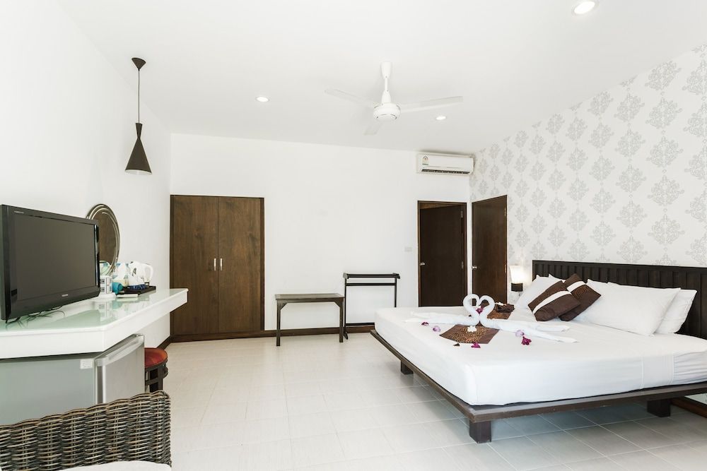 Samui Pier Beach Front Resort Deluxe Room, Sea View