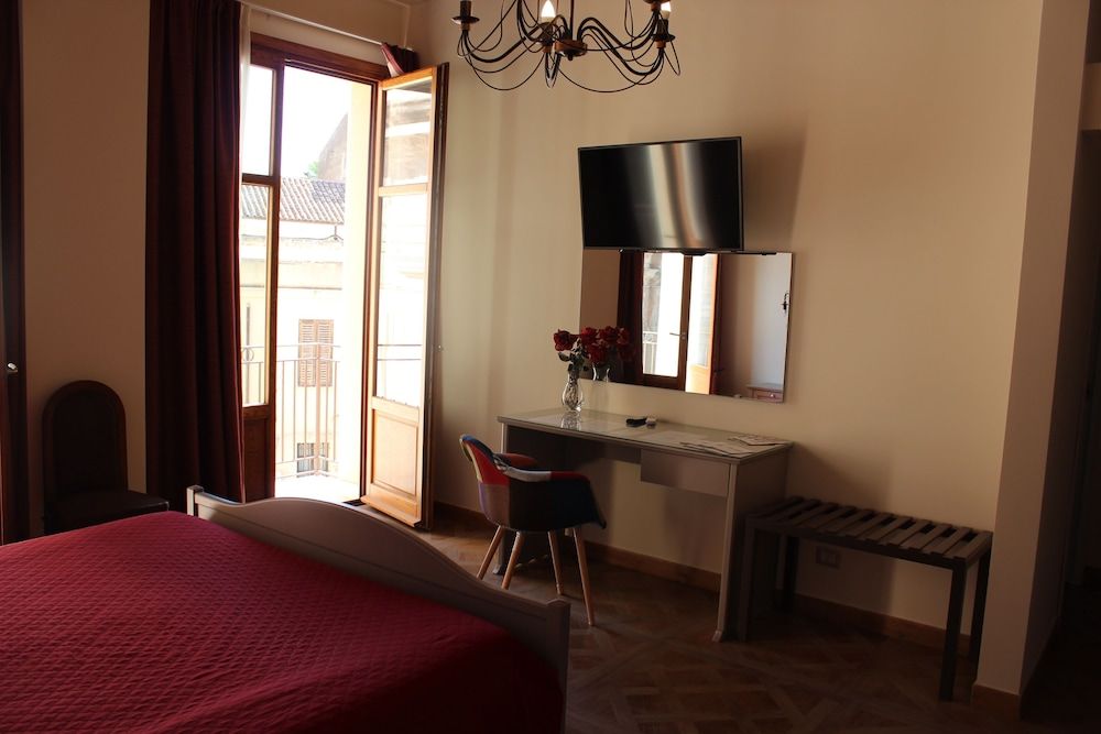 Case Vacanze al Duomo Comfort Room, 1 Bedroom, Kitchenette, City View 12