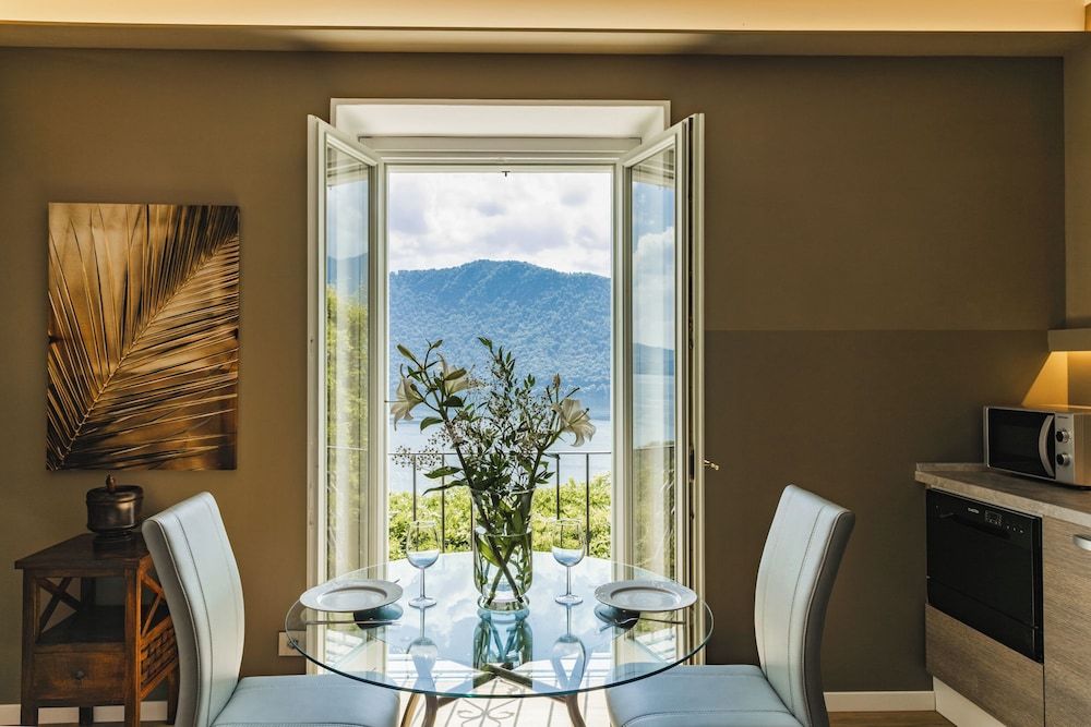 Romantic Apartment, 1 Double Bed, Patio, Lake View