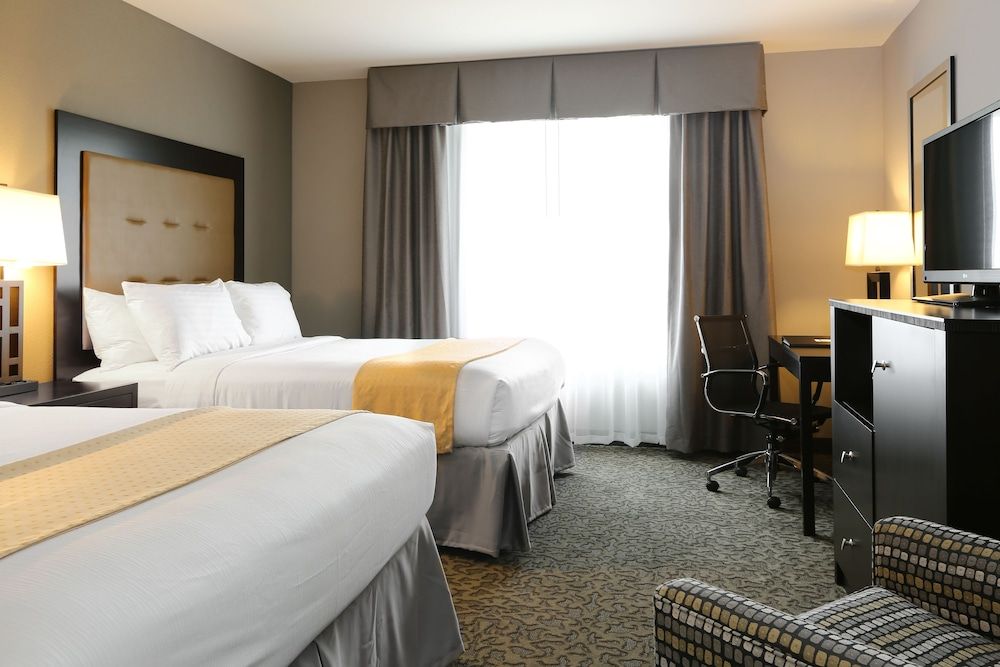 Standard Room, 2 Queen Beds, Accessible (Communications, Roll-In Shower)