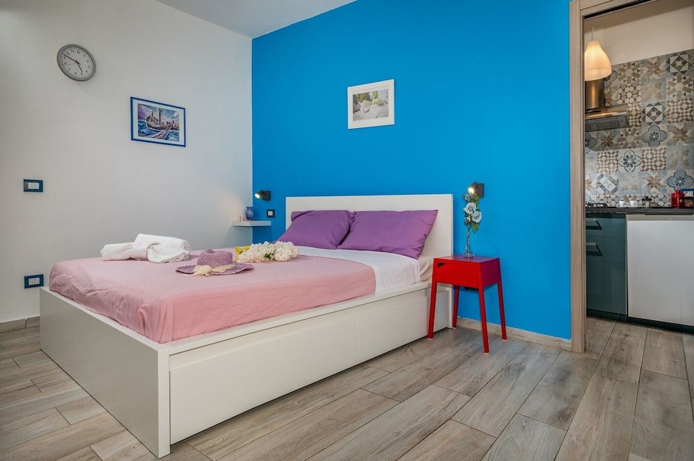 Studio, Multiple Bedrooms, Smoking, Balcony