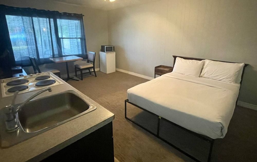 Bay Motel Superior Studio Suite, 1 Double Bed, Kitchenette, Garden View 2