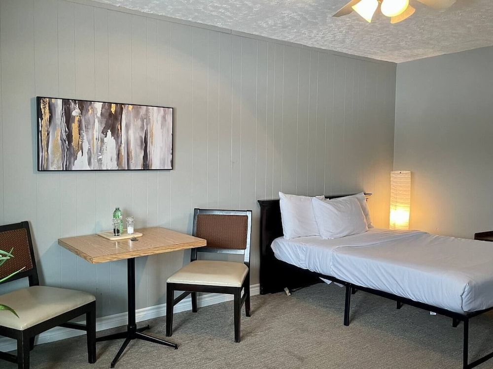 Bay Motel Superior Studio Suite, 1 Double Bed, Kitchenette, Garden View 7