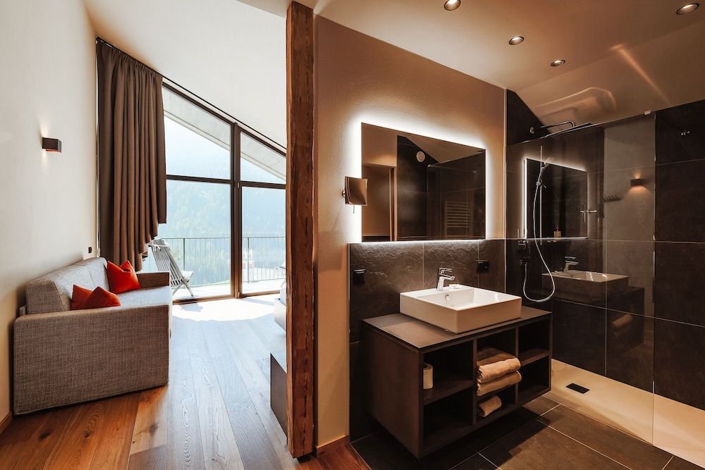 Grand Slow Room