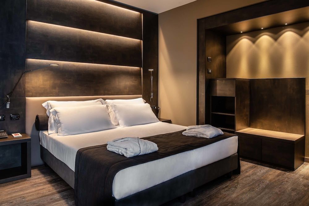 Maranello Palace Suite, 1 King Bed 7
