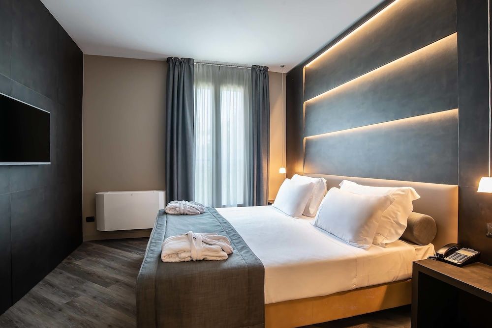 Maranello Palace Suite, 1 King Bed 11