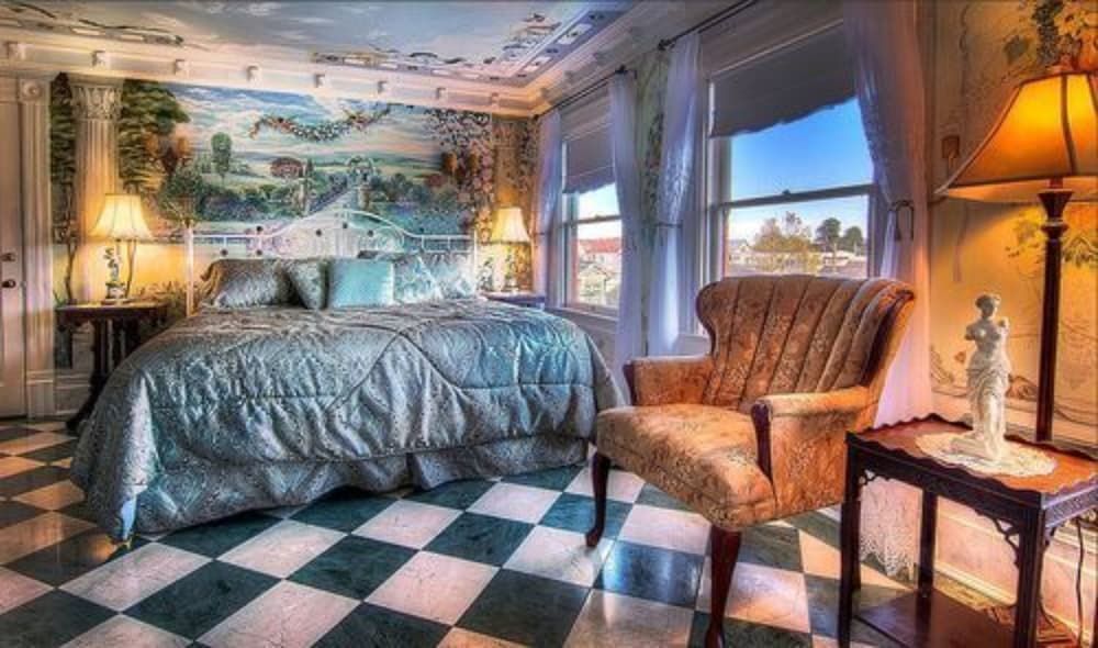 Gingerbread Mansion Inn Luxury Suite, 1 King Bed 3