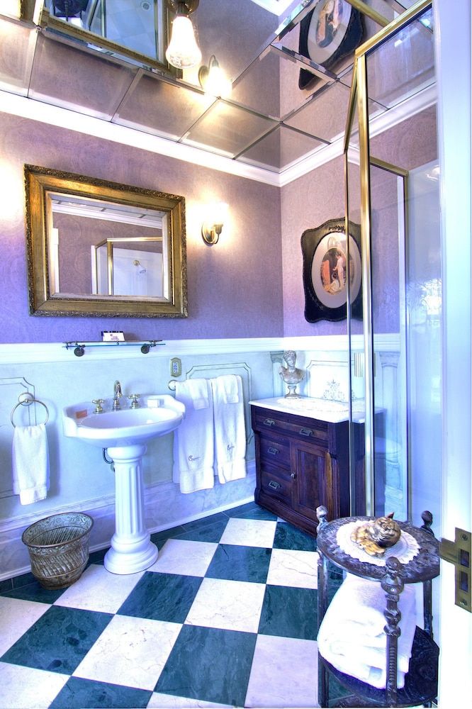 Gingerbread Mansion Inn Luxury Suite, 1 King Bed 10