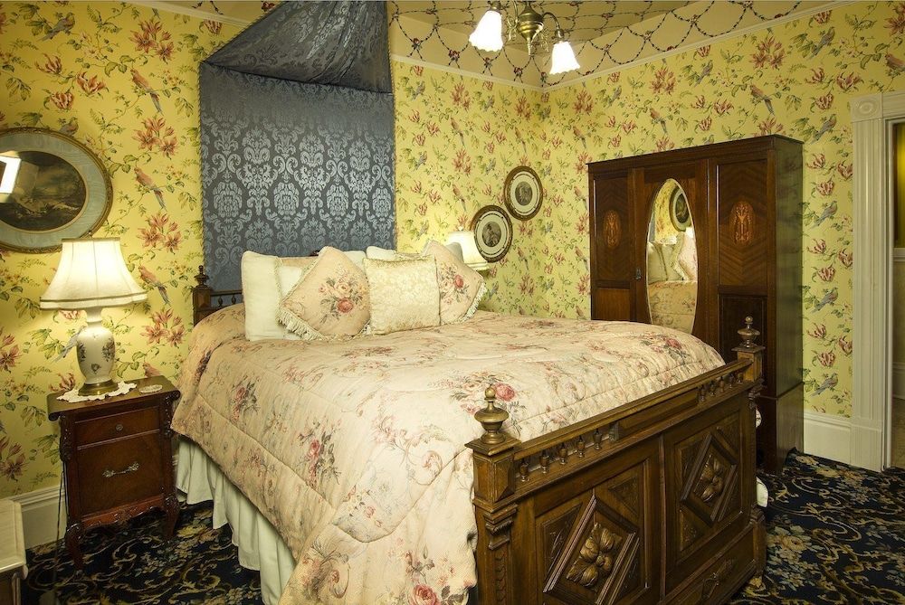 Gingerbread Mansion Inn Basic Queen 3