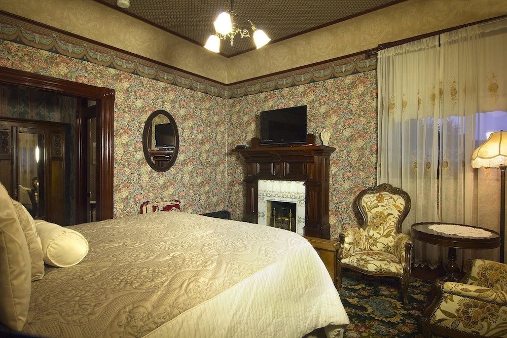 Gingerbread Mansion Inn Queen Room 5