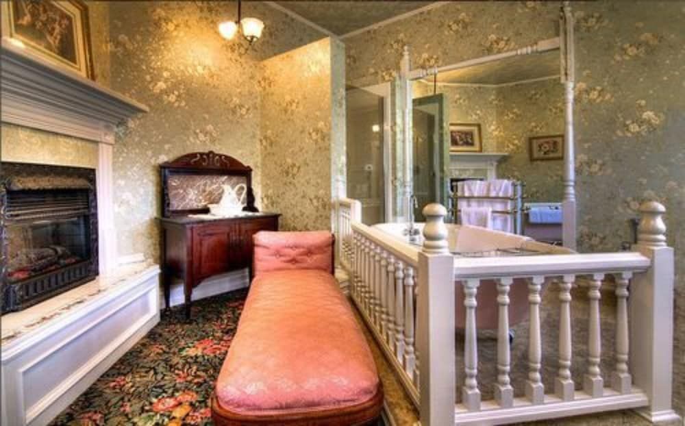 Gingerbread Mansion Inn Luxury Suite, 1 King Bed 7