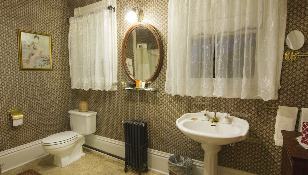 Gingerbread Mansion Inn Queen Room 10