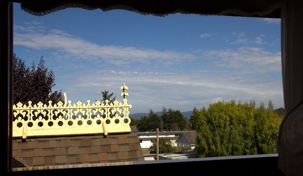 Gingerbread Mansion Inn Queen Room 9