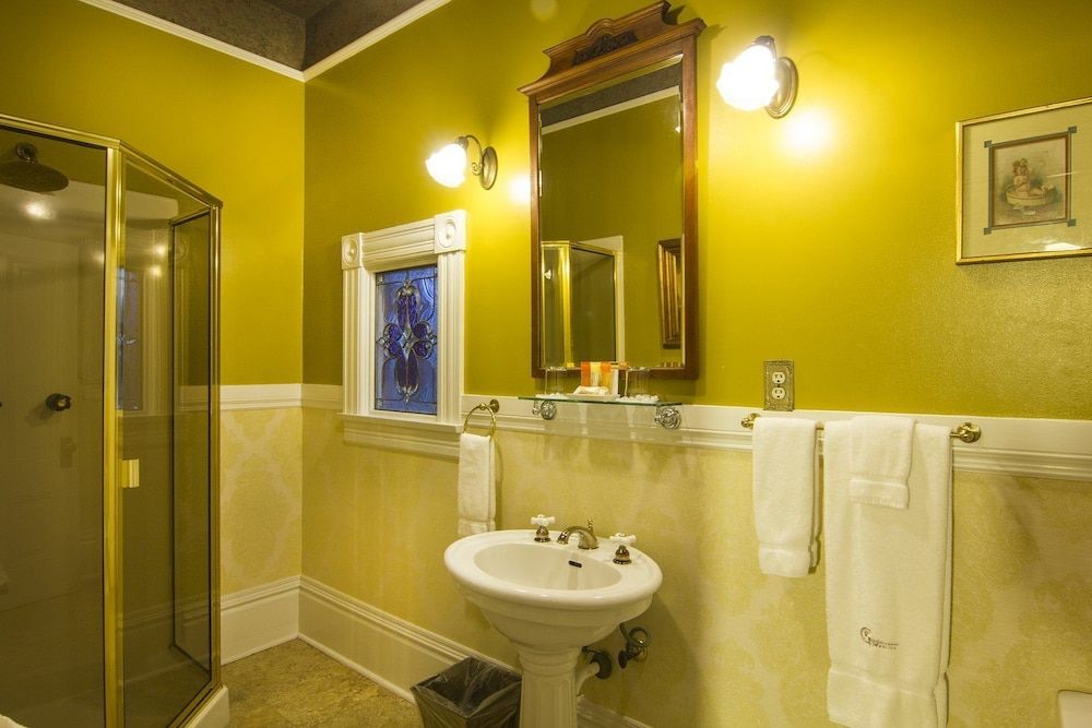 Gingerbread Mansion Inn Basic Queen 4