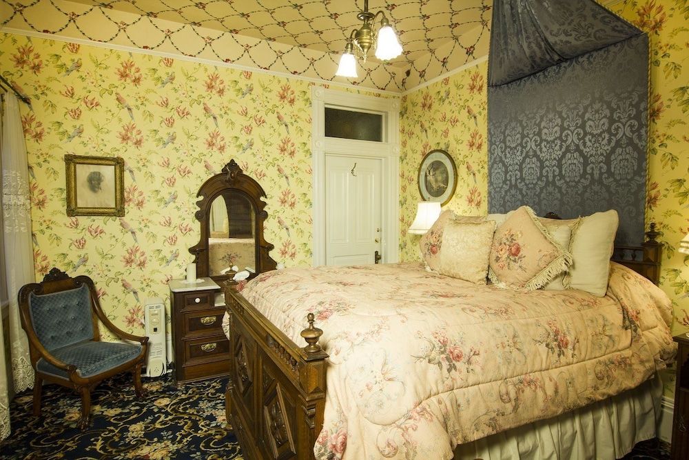 Gingerbread Mansion Inn Basic Queen 5