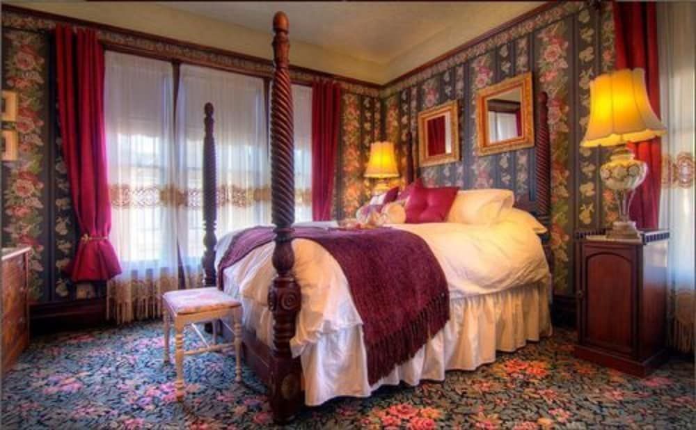 Gingerbread Mansion Inn Luxury Suite, 1 King Bed 5