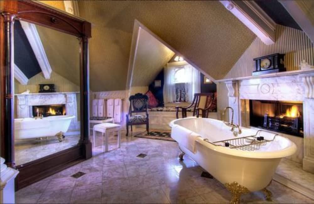 Gingerbread Mansion Inn Luxury Suite, 1 King Bed 12