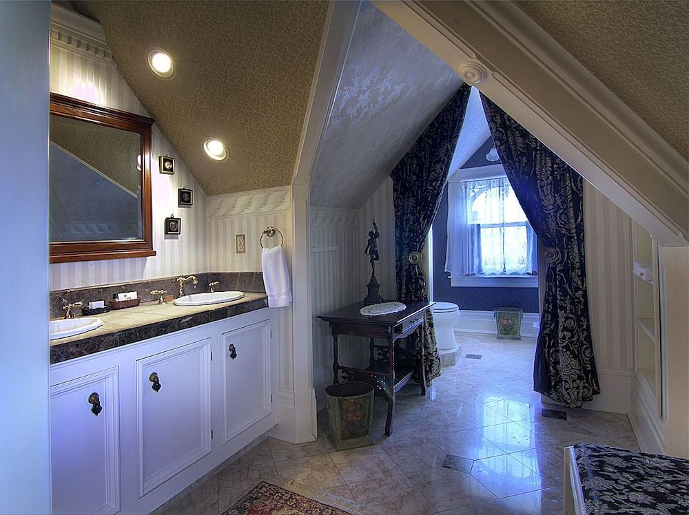 Gingerbread Mansion Inn Luxury Suite, 1 King Bed 9