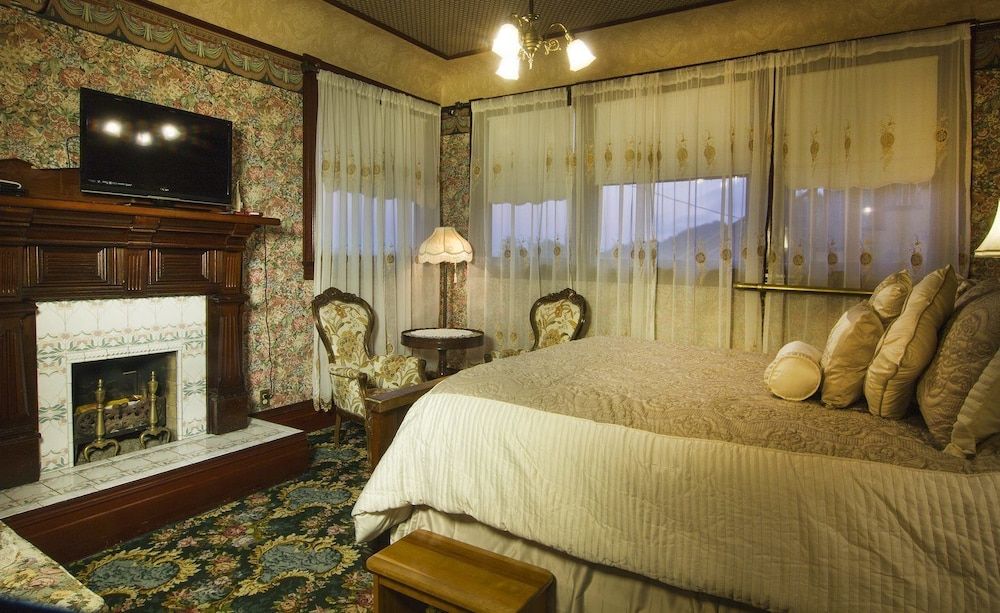 Gingerbread Mansion Inn Queen Room 3