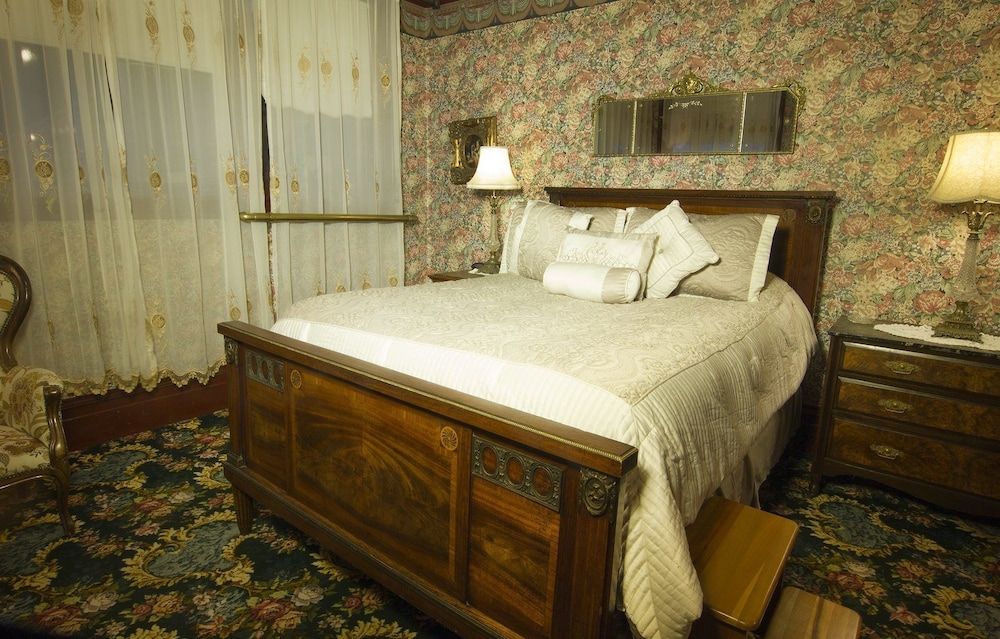 Gingerbread Mansion Inn Queen Room