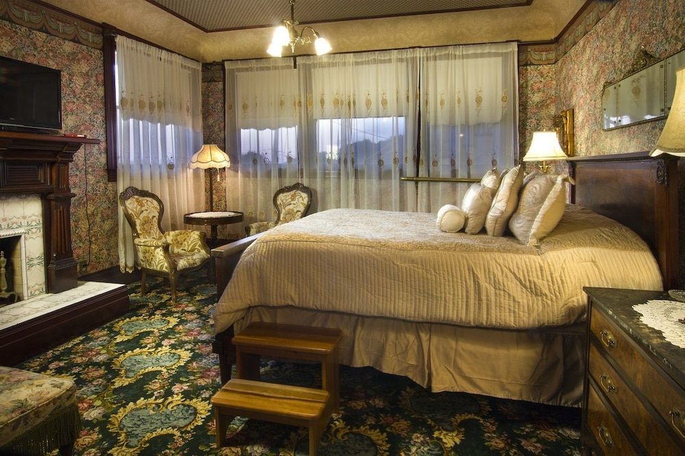 Gingerbread Mansion Inn Queen Room 11