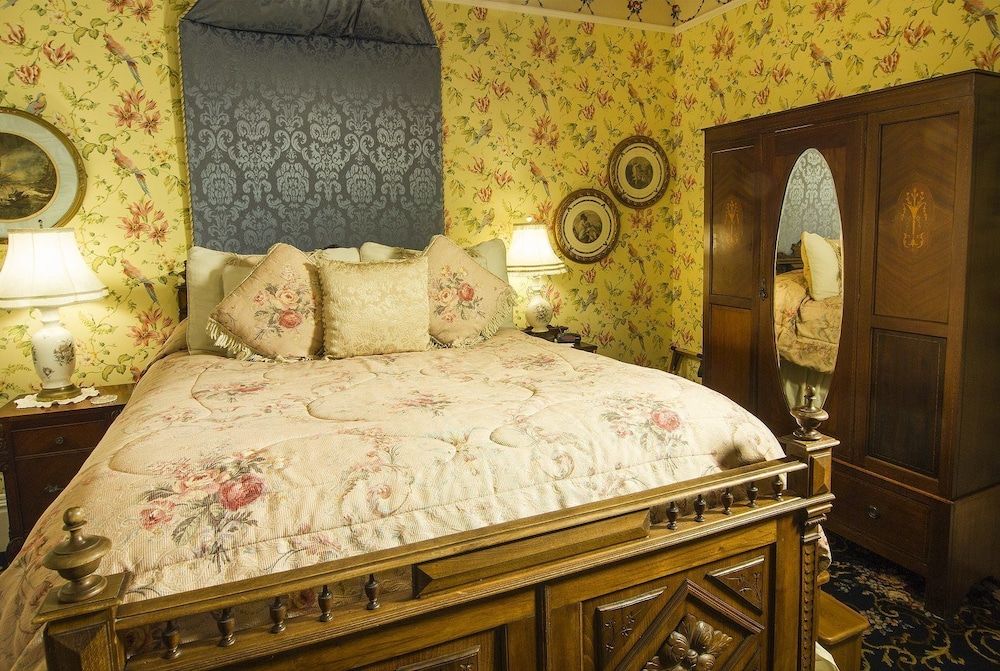 Gingerbread Mansion Inn Basic Queen 2