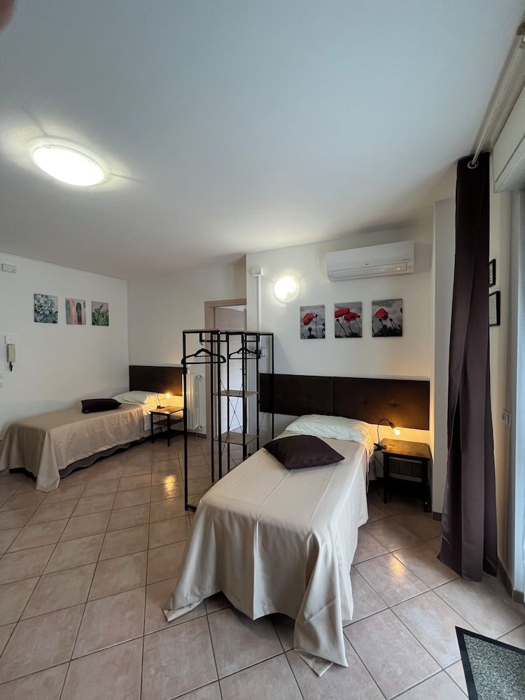 Ferriera 8 Basic Quadruple Room 15