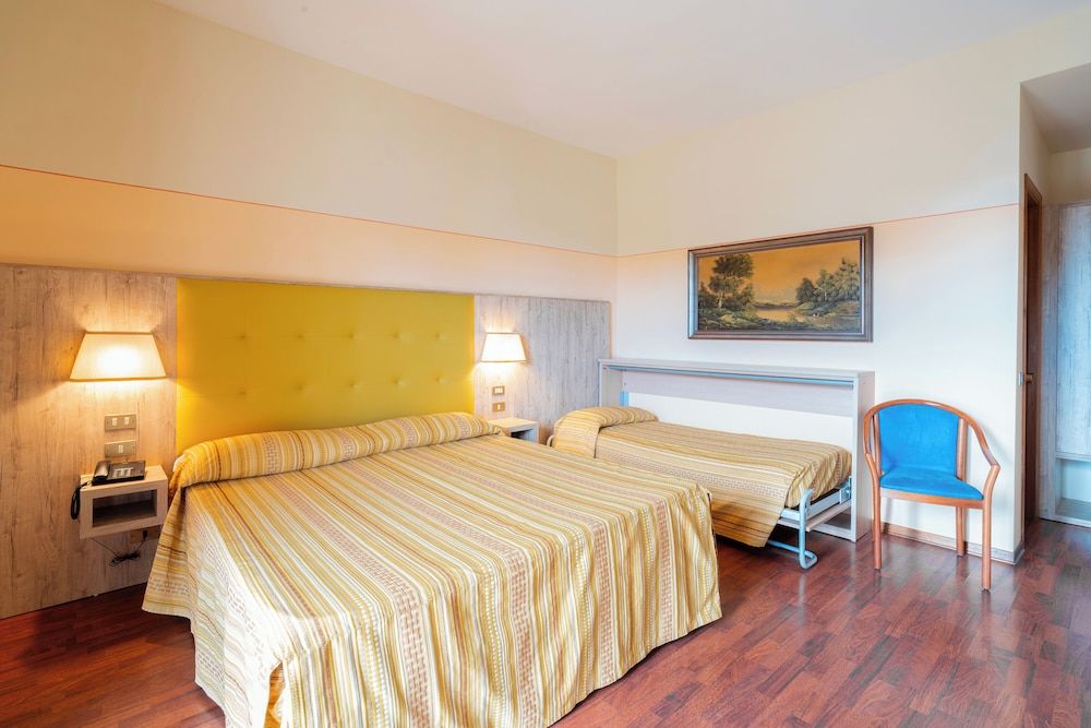 Hotel Tirreno Comfort Quadruple Room, Non Smoking, Garden View 3