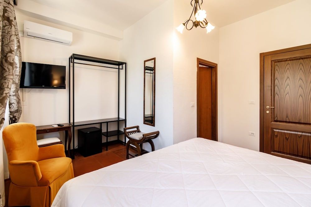 Classic Room, 1 Queen Bed, Air conditioning, Garden View