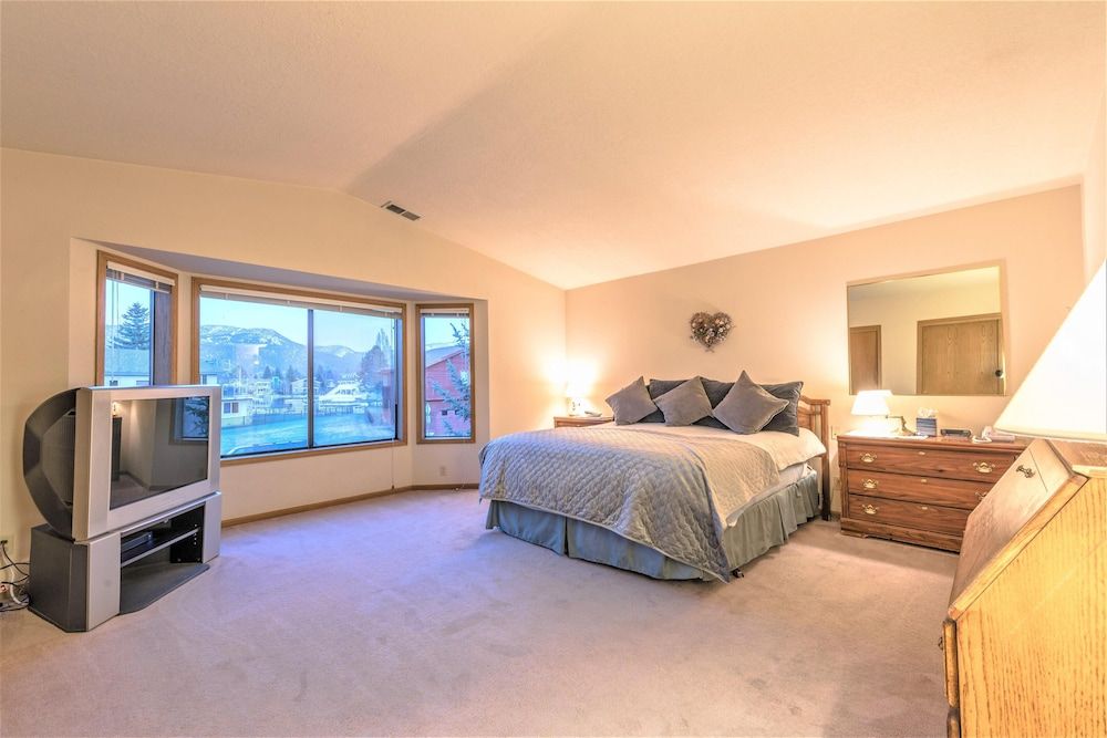 undefined Mv1: Mount Tallac Estate 010630 7