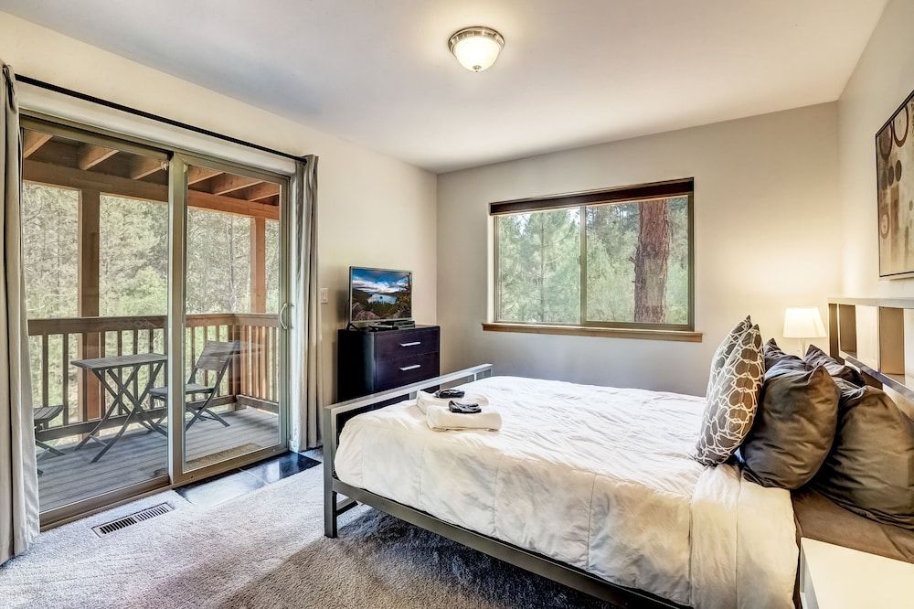 Contemporary Tahoe Cabin House, Multiple Beds, Balcony, Mountain View 6