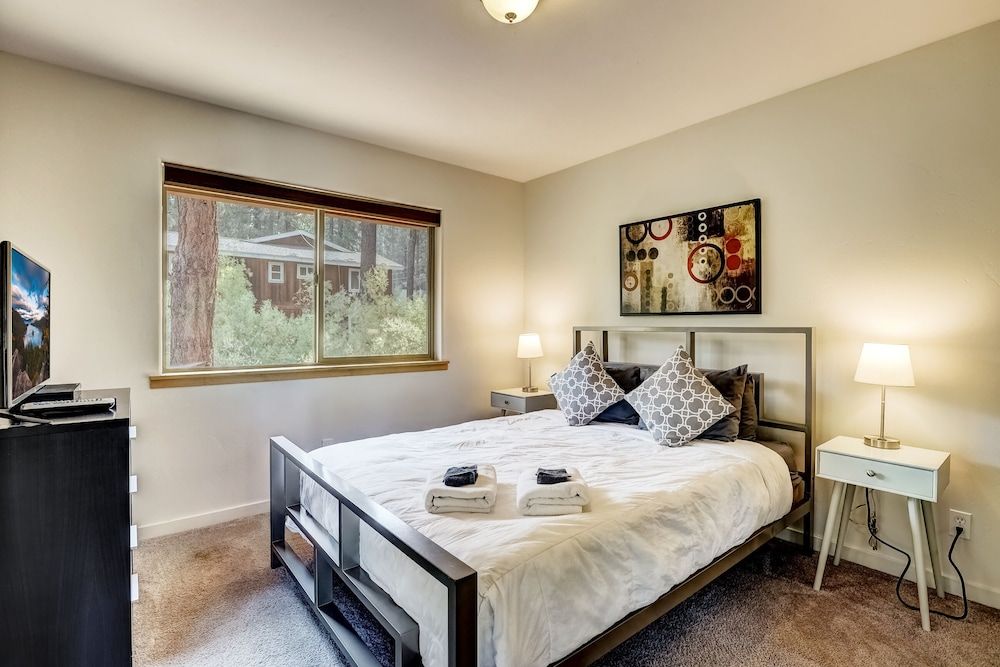 Contemporary Tahoe Cabin House, Multiple Beds, Balcony, Mountain View 4