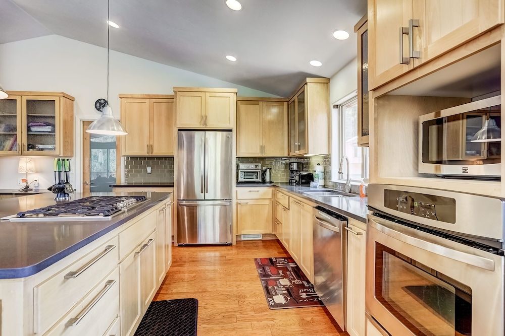 Contemporary Tahoe Cabin House, Multiple Beds, Balcony, Mountain View 18