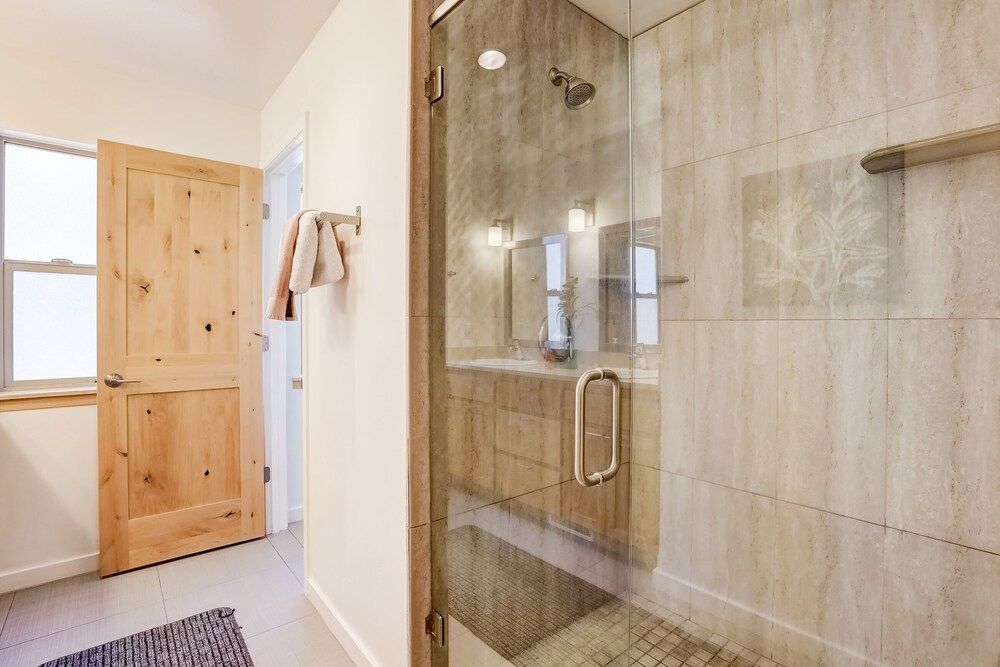 Contemporary Tahoe Cabin House, Multiple Beds, Balcony, Mountain View 28