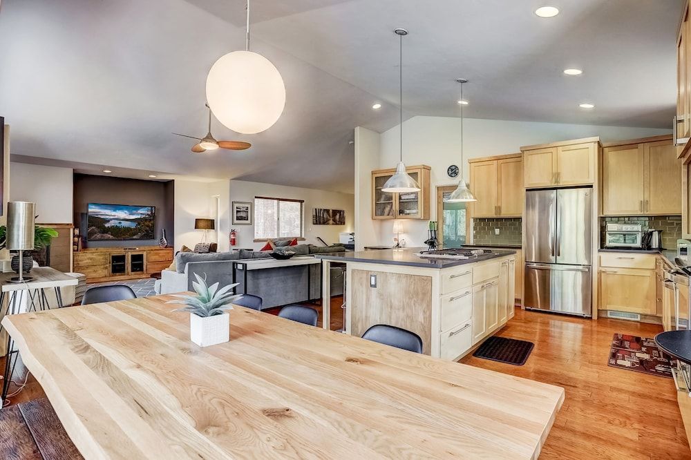 Contemporary Tahoe Cabin House, Multiple Beds, Balcony, Mountain View 11