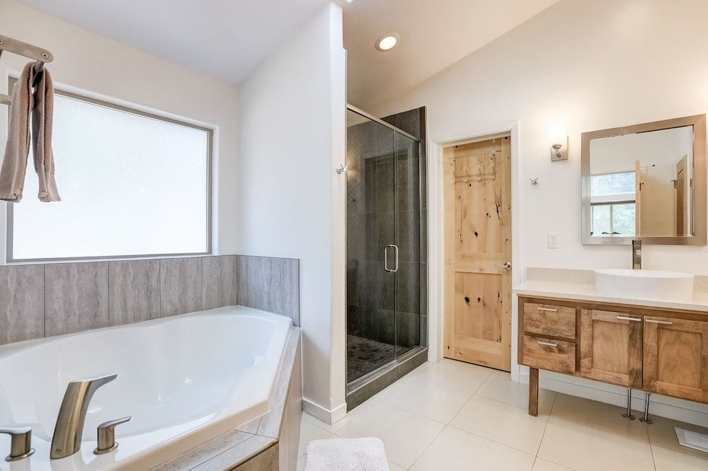 Contemporary Tahoe Cabin House, Multiple Beds, Balcony, Mountain View 25