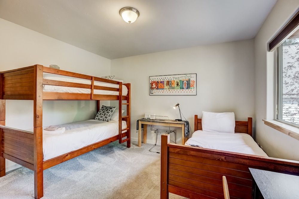 Contemporary Tahoe Cabin House, Multiple Beds, Balcony, Mountain View 8