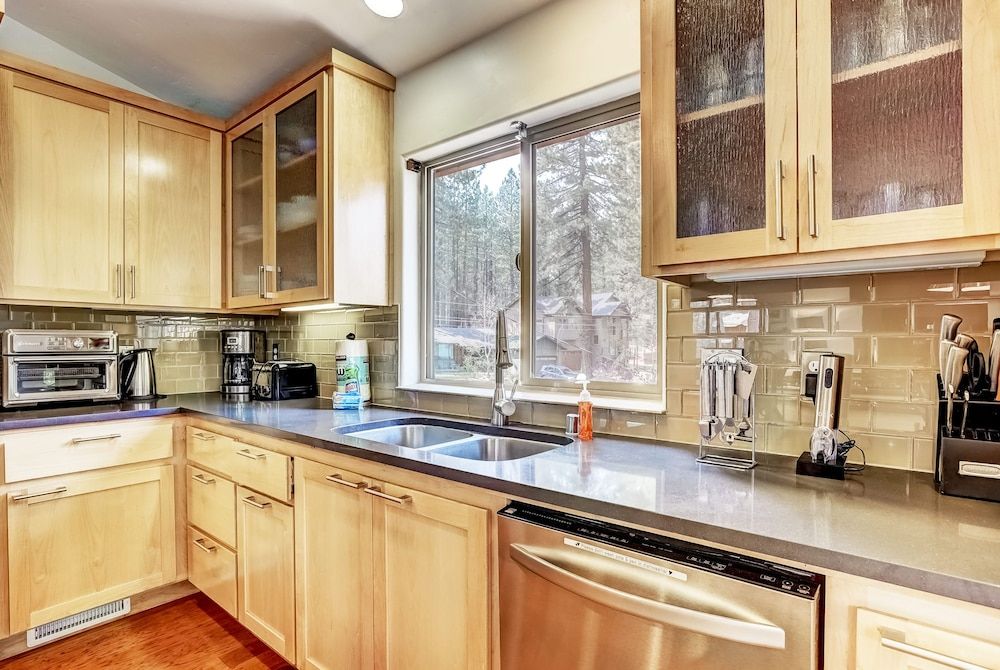 Contemporary Tahoe Cabin House, Multiple Beds, Balcony, Mountain View 17