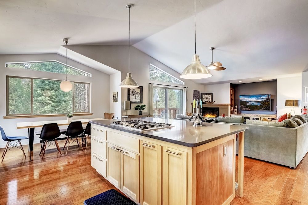 Contemporary Tahoe Cabin House, Multiple Beds, Balcony, Mountain View 15