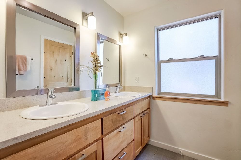 Contemporary Tahoe Cabin House, Multiple Beds, Balcony, Mountain View 26