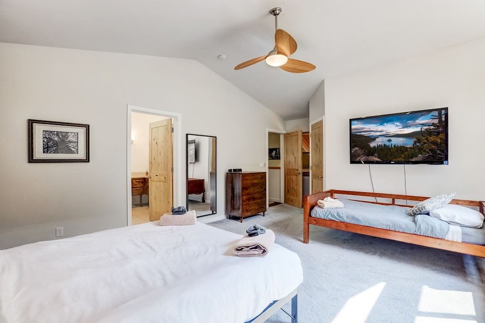 Contemporary Tahoe Cabin House, Multiple Beds, Balcony, Mountain View 13
